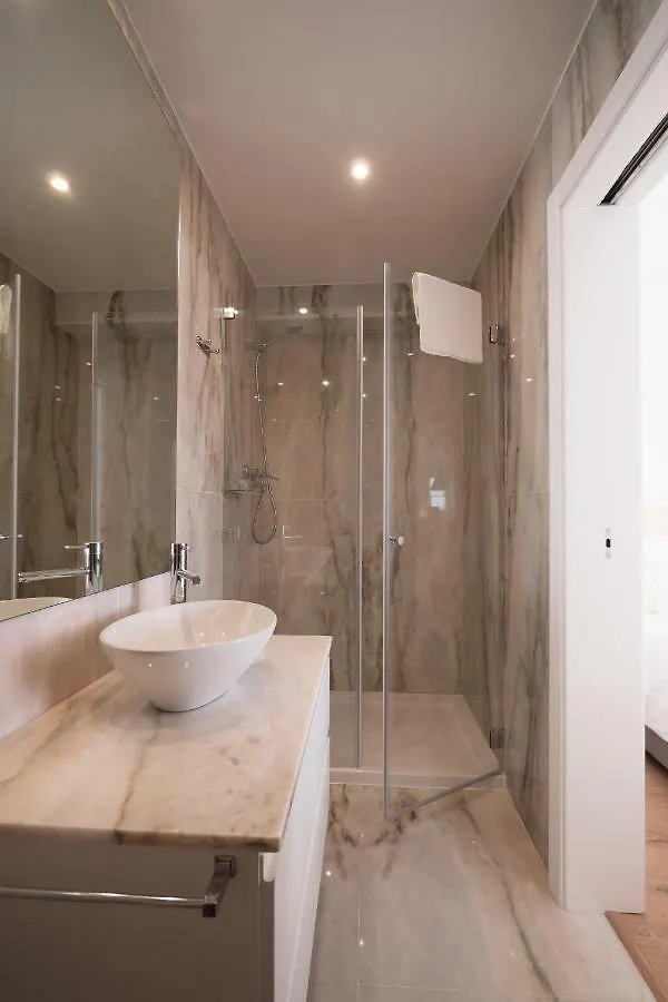 Castle Terrace Exclusive Apartment - Home By The Castle Apartment Lisbona